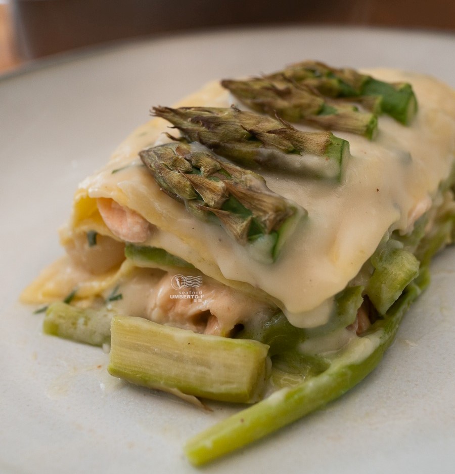 Lasagna con capasanta, salmone e punte d'asparagi